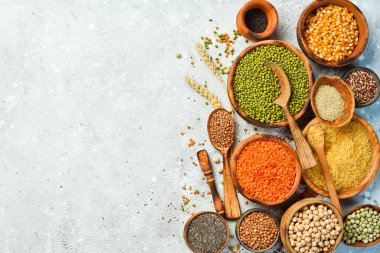 Mısır gevreği ve baklagiller: pirinç, bezelye, mercimek, fasulye, fasulye, karabuğday, chia, mısır ve nohut. Üst görünüm.