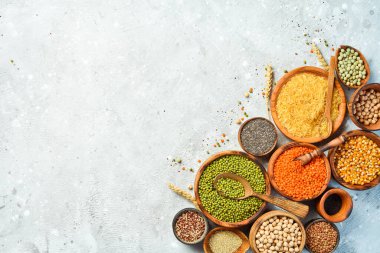 Mısır gevreği ve baklagiller: pirinç, bezelye, mercimek, fasulye, fasulye, karabuğday, chia, mısır ve nohut. Üst görünüm.