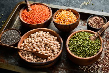 Çeşitli tahıl ve baklagiller: pirinç, bezelye, mercimek, fasulye, fasulye, karabuğday, chia, mısır ve nohut. Üst Manzara. Sitenin başlığında pankart