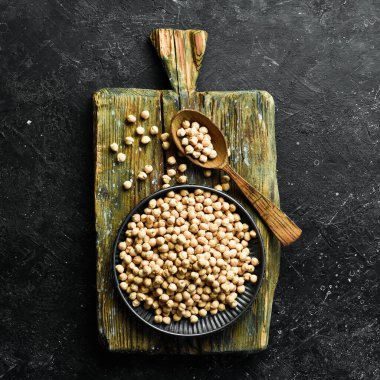 Tahta kaşıkta nohut çekirdeği. Taş bir arka planda. Sağlıklı yemek..