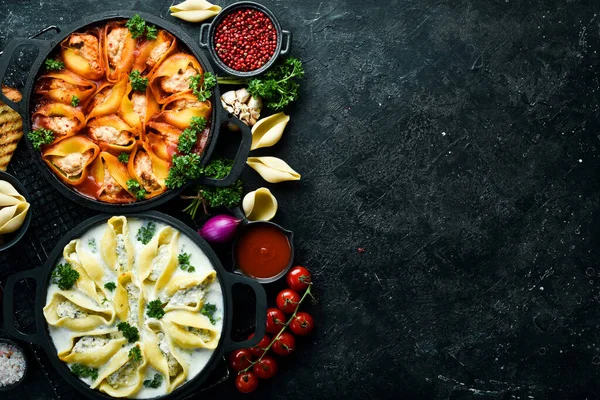 Heerlijk Macaroni Recept Met Vlees Tomaten Roomsaus Peterselie Parmezaanse Kaas — Stockfoto