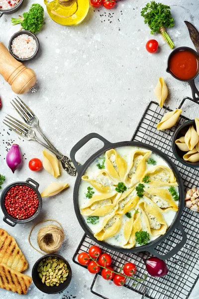 Pasta Con Carne Salsa Crema Perejil Parmesano Una Sartén Almuerzo — Foto de Stock