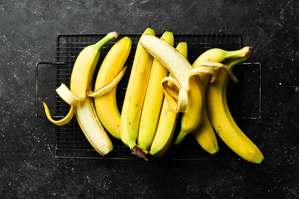 Trópusi Csokor Sárga Banán Egy Fekete Háttér Felülnézet — Stock Fotó