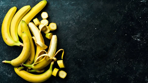Trópusi Csokor Sárga Banán Egy Fekete Háttér Felülnézet — Stock Fotó