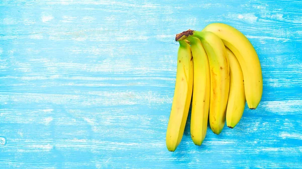 Set Van Verse Rauwe Bananen Een Blauwe Houten Achtergrond Bovenaanzicht — Stockfoto