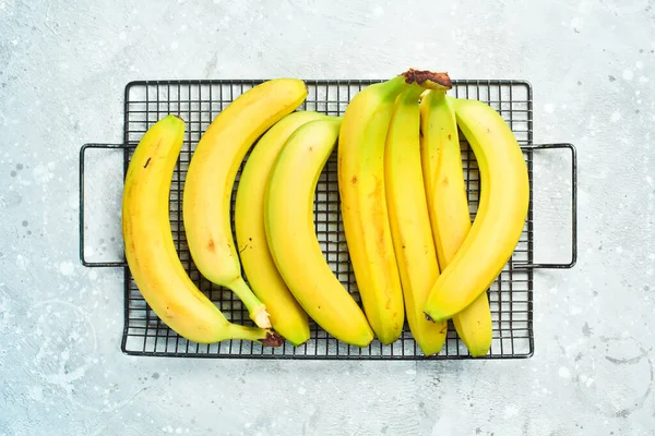 Verse Gele Bananen Tropische Bananen Een Grijze Betonnen Achtergrond Bovenaanzicht — Stockfoto
