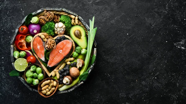 건강에 식품은 탄수화물 건강을 아보카도 블루베리 브로콜리 견과류 위에서 — 스톡 사진