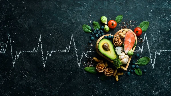 フードバナー 炭水化物が少ない健康食品 心臓の健康のための食糧 サーモン アボカド ブルーベリー ブロッコリー ナッツおよびキノコ 黒い石の背景に トップ表示 — ストック写真