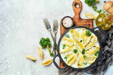 Etli makarna, krema sosu, maydanoz ve parmesan. Kızartma tavasında. Geleneksel İtalyan yemeği. Taş zeminde. Tarif.