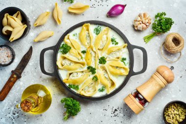 Etli makarna, krema sosu, maydanoz ve parmesan. Kızartma tavasında. Geleneksel İtalyan yemeği. Taş zeminde. Tarif.