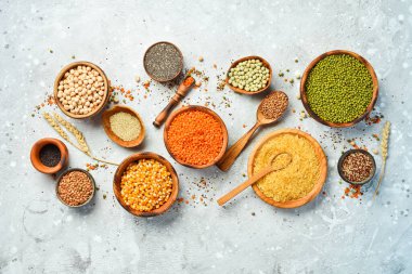 Mısır gevreği ve baklagiller: pirinç, bezelye, mercimek, fasulye, fasulye, karabuğday, chia, mısır ve nohut. Üst görünüm.