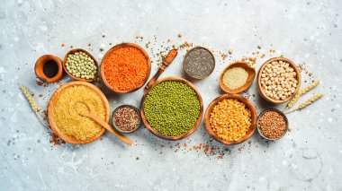 Mısır gevreği ve baklagiller: pirinç, bezelye, mercimek, fasulye, fasulye, karabuğday, chia, mısır ve nohut. Üst görünüm.