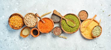 Mısır gevreği ve baklagiller: pirinç, bezelye, mercimek, fasulye, fasulye, karabuğday, chia, mısır ve nohut. Üst görünüm.