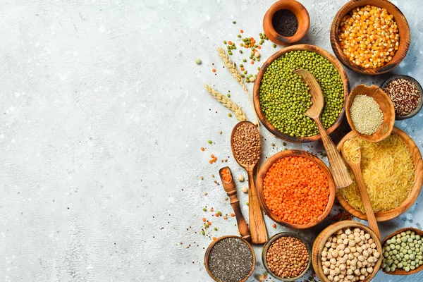 Mısır gevreği ve baklagiller: pirinç, bezelye, mercimek, fasulye, fasulye, karabuğday, chia, mısır ve nohut. Üst görünüm.