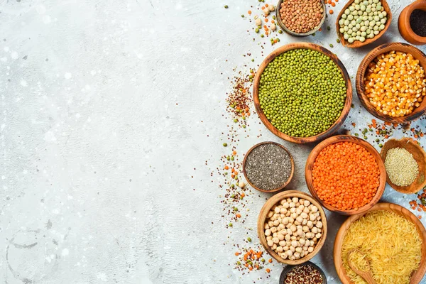 Mısır gevreği ve baklagiller: pirinç, bezelye, mercimek, fasulye, fasulye, karabuğday, chia, mısır ve nohut. Üst görünüm.