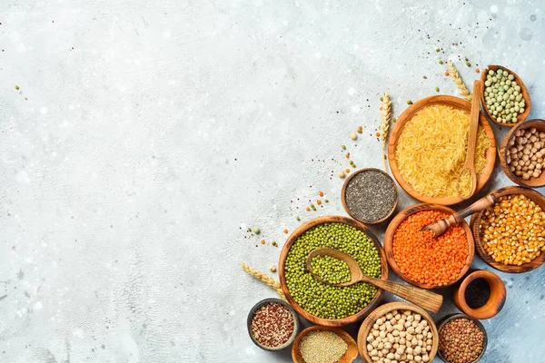 Mısır gevreği ve baklagiller: pirinç, bezelye, mercimek, fasulye, fasulye, karabuğday, chia, mısır ve nohut. Üst görünüm.