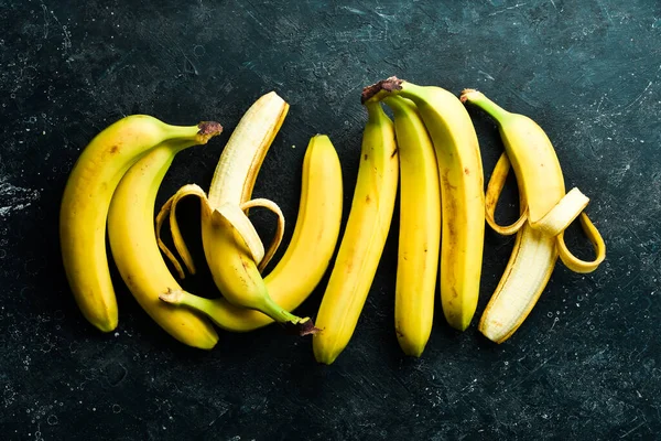 Tropische Trossen Gele Bananen Een Zwarte Stenen Achtergrond Bovenaanzicht — Stockfoto