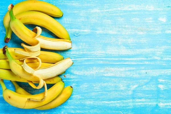 Uppsättning Färska Råa Bananer Blå Trä Bakgrund Ovanifrån — Stockfoto