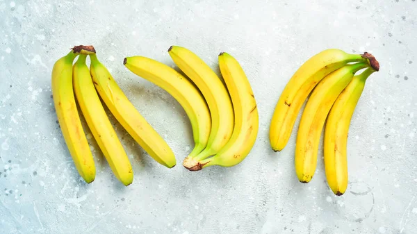 Friss Sárga Banán Trópusi Banán Szürke Beton Háttérrel Felülnézet — Stock Fotó