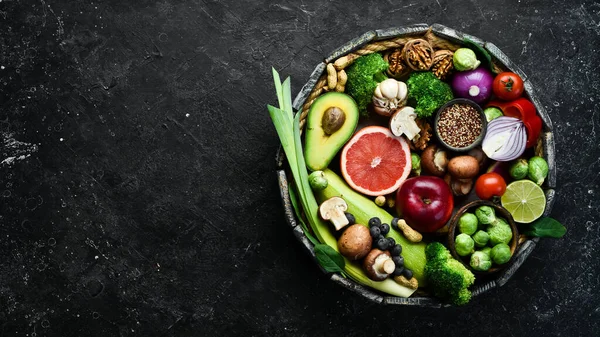 Uppsättning Hälsosam Mat Trälåda Gröna Grönsaker Avokado Broccoli Nötter Svamp — Stockfoto