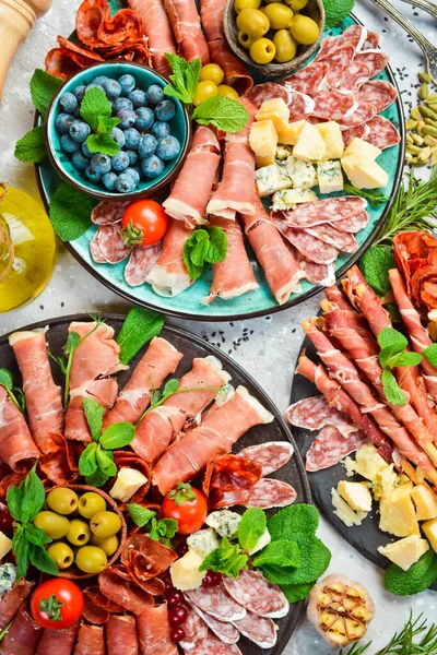 Set Snacks Antipasto Jamón Español Jamón Italiano Set Quesos Aceitunas — Foto de Stock