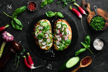 Turp, salatalık, peynir ve fesleğenli vejetaryen sandviç. Allah 'ım. Üst Manzara. Taş bir arka planda.