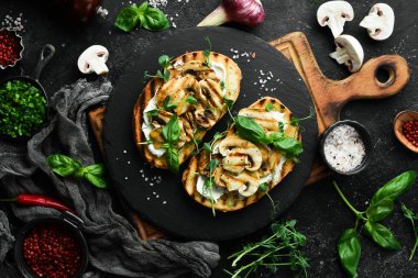 Mantarlı, peynirli ve fesleğenli vejetaryen sandviç. Allah 'ım. Üst Manzara. Taş bir arka planda.