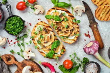 Mantarlı, peynirli ve fesleğenli vejetaryen sandviç. Allah 'ım. Üst Manzara. Taş bir arka planda.