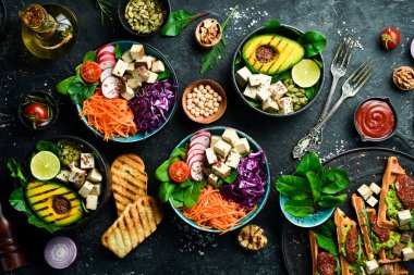 Yiyecekler. Tabakları masaya koyun. Beslenme konsepti. Taş zeminde. Üst görünüm.