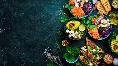 Yiyecekler. Tabakları masaya koyun. Beslenme konsepti. Taş zeminde. Üst görünüm.