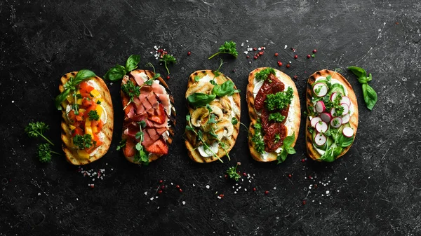 Σετ Από Χρωματιστά Σάντουιτς Ντομάτες Προσούτο Λαχανικά Και Τυρί Μαύρο — Φωτογραφία Αρχείου