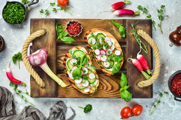 Sandwich Vegano Con Rábano Pepino Queso Albahaca Bruschetta Vista Superior — Foto de Stock