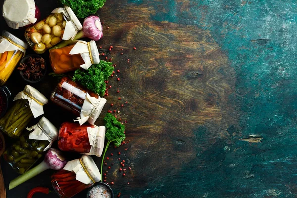 Vista Superior Picles Deliciosos Jarros Salgando Várias Verduras Jarros Vidro — Fotografia de Stock