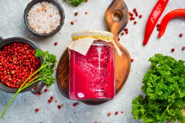 Ev yapımı marinated pancar kökü ve cam kavanozda yabanturplu makarna. Ukrayna mutfağı. Yiyecek malzemeleri. Üst görünüm.