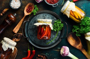 Cam kavanozda marine edilmiş kırmızı biber. Etli atıştırmalıklar. Yiyecek malzemeleri. Üst görünüm.