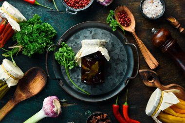 Cam kavanozda marine edilmiş kuru erik. Etli atıştırmalıklar. Yiyecek malzemeleri. Üst görünüm.