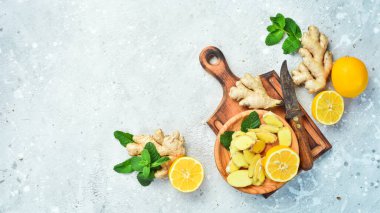 Pankart. Gri arka planda zencefil, nane ve limon karışımı. Üst Manzara. Taş bir arka planda.