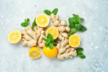 Pankart. Gri arka planda zencefil, nane ve limon karışımı. Üst Manzara. Taş bir arka planda.