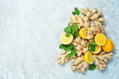 Pankart. Gri arka planda zencefil, nane ve limon karışımı. Üst Manzara. Taş bir arka planda.