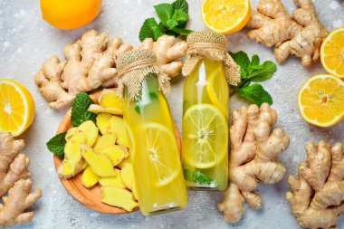 Ginger Ale - Ev yapımı limon ve zencefilli organik probiyotik içecek veya kombucha, kopyalama uzayı. Vitamin Sağlıklı İçecek Konsepti. Taş bir arka planda.