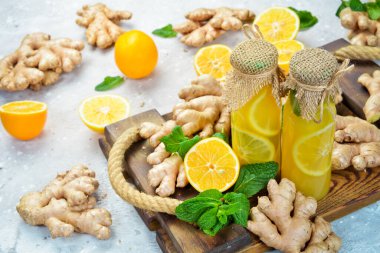 Ginger Ale - Ev yapımı limon ve zencefilli organik probiyotik içecek veya kombucha, kopyalama uzayı. Vitamin Sağlıklı İçecek Konsepti. Taş bir arka planda.