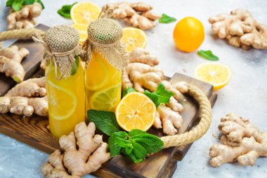 Ginger Ale - Ev yapımı limon ve zencefilli organik probiyotik içecek veya kombucha, kopyalama uzayı. Vitamin Sağlıklı İçecek Konsepti. Taş bir arka planda.