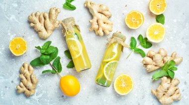 Ginger Ale - Ev yapımı limon ve zencefilli organik probiyotik içecek veya kombucha, kopyalama uzayı. Vitamin Sağlıklı İçecek Konsepti. Taş bir arka planda.