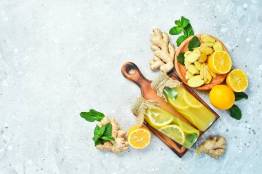 Zencefilli, limonlu ve naneli ev yapımı limonata. Vitamin Sağlıklı İçecek Konsepti. Taş bir arka planda.