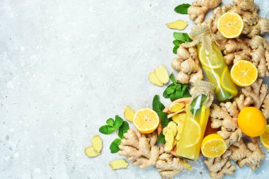 Cam bir şişede nane yapraklı limonata. Yüksek miktarda C vitamini için. Taş bir arka planda metin için boş alan..