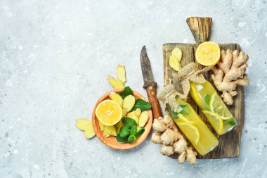 Zencefilli, limonlu ve naneli ev yapımı limonata. Vitamin Sağlıklı İçecek Konsepti. Taş bir arka planda.