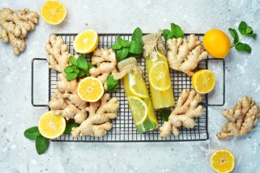 Cam bir şişede nane yapraklı limonata. Yüksek miktarda C vitamini için. Taş bir arka planda metin için boş alan..