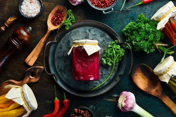 Ev yapımı marinated pancar kökü ve cam kavanozda yabanturplu makarna. Ukrayna mutfağı. Yiyecek malzemeleri. Üst görünüm.