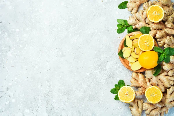 Pankart. Gri arka planda zencefil, nane ve limon karışımı. Üst Manzara. Taş bir arka planda.