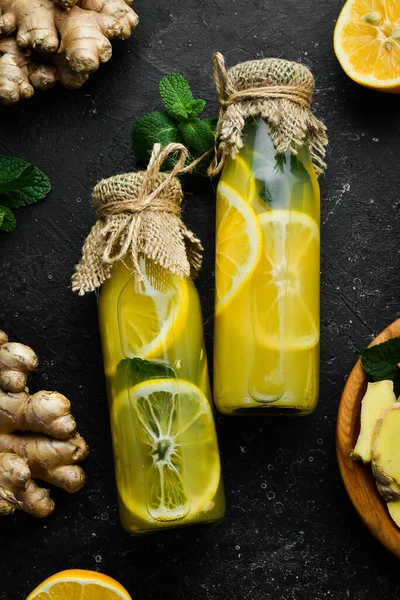 Limonada Caseira Com Hortelã Mel Uma Garrafa Vidro Conceito Bebida — Fotografia de Stock